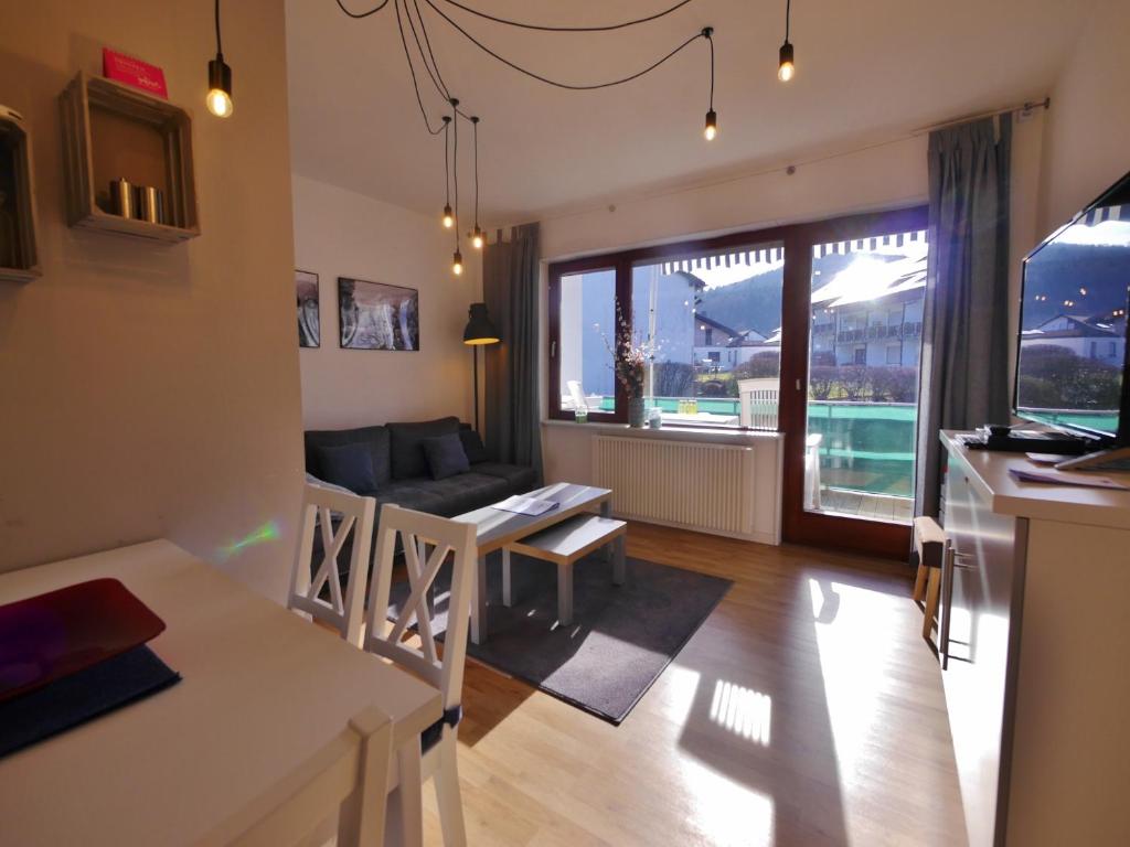 ein Wohnzimmer mit einem Sofa und einem Tisch in der Unterkunft Fewo Sauerlandglück mit MeineCardPlus in Willingen