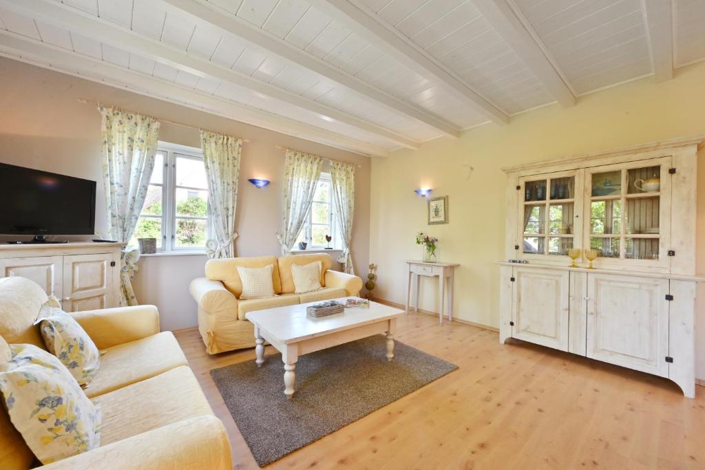 a living room with a couch and a table at Landhaus Vilmnitz - Wohnung 8 in Vilmnitz