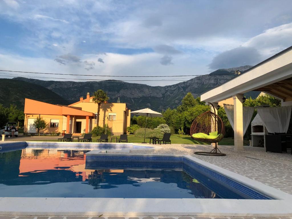 una piscina con una silla junto a una casa en Villa Paraiso, en Mostar