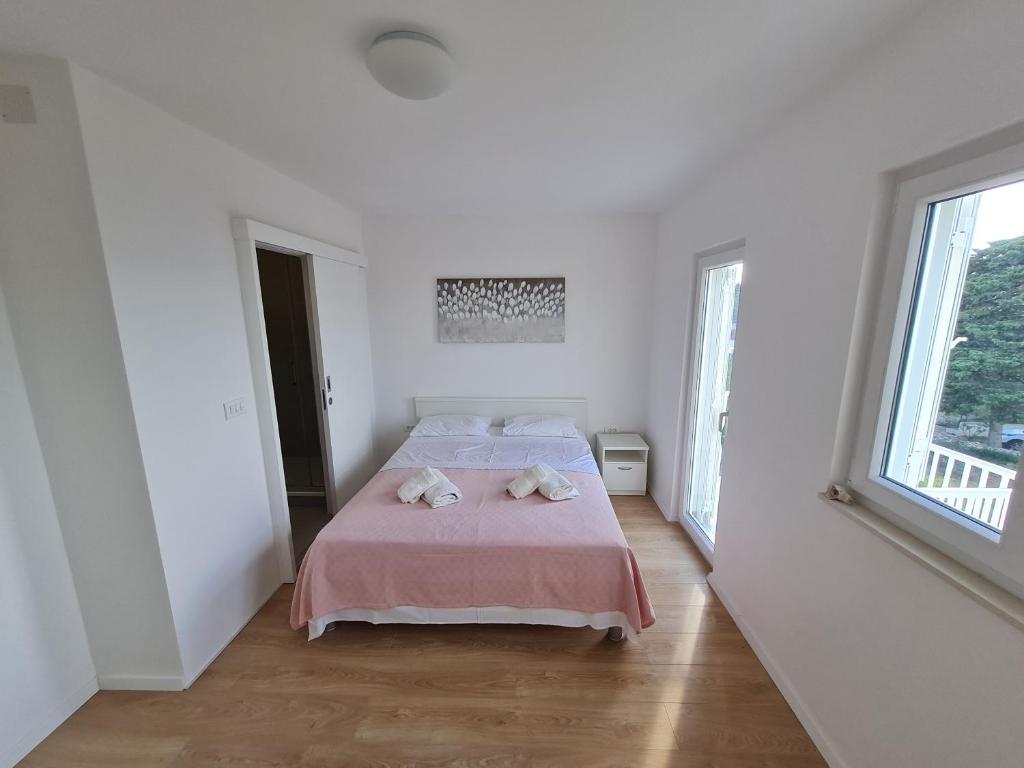 Postel nebo postele na pokoji v ubytování Garden house Sutivan