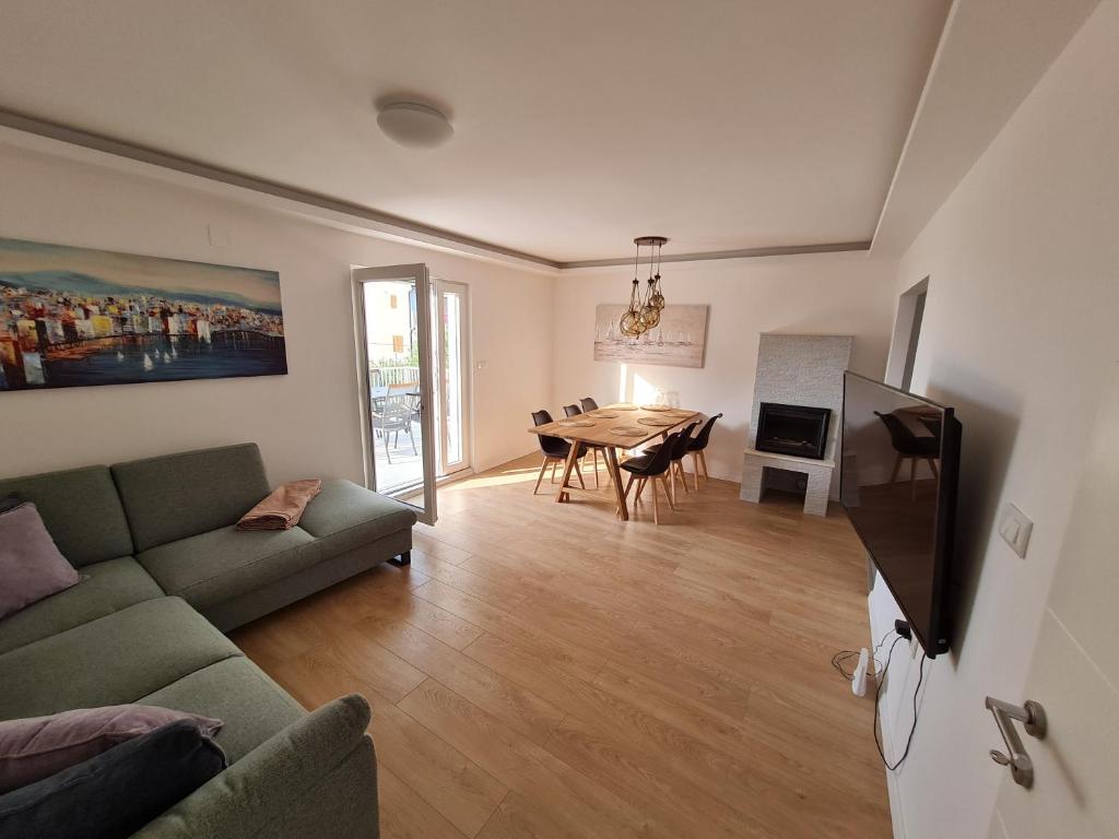 Posezení v ubytování Garden house Sutivan