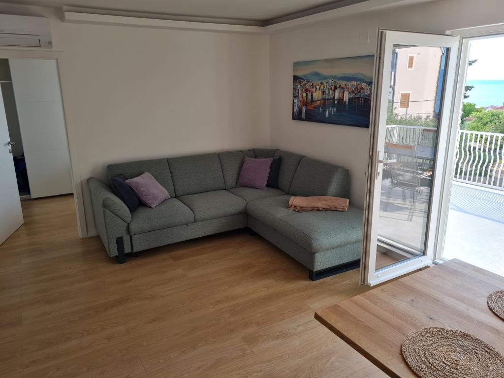 Posezení v ubytování Garden house Sutivan