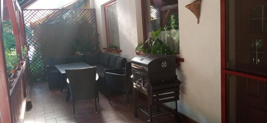 - un balcon avec une cuisinière et une table avec des chaises dans l'établissement MÁRIA apartman, à Balatonkeresztúr