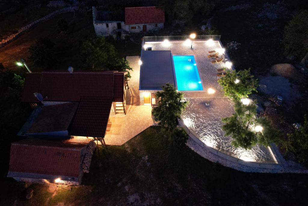 Bazén v ubytovaní Patakun holiday home for 5, with heated pool alebo v jeho blízkosti