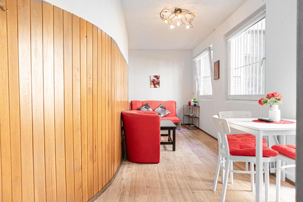 sala de estar con sillas rojas y mesa en Timeless Red 1BR Apartment - Great for Longstays, en Viena