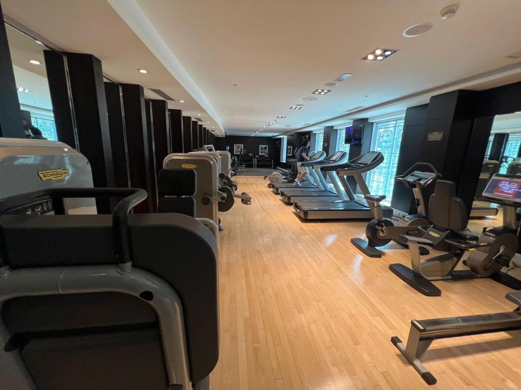 Fitness centrum a/nebo fitness zařízení v ubytování FIRST CLASS 2BR with full DUBAI DOWNTOWN SKYLINE view