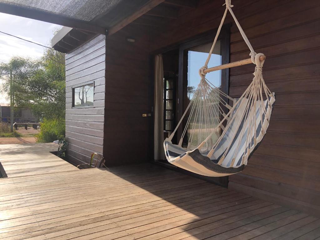 una hamaca colgada en el lateral de una casa en Casa Canela - se reserva con seña, en Punta del Diablo