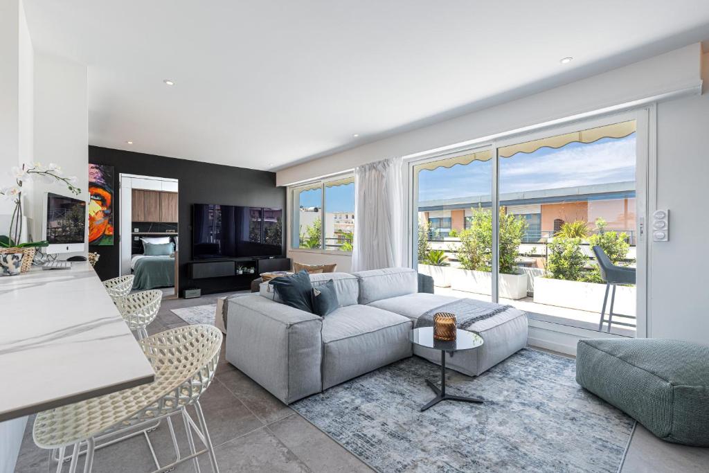 un salon avec un canapé et une table dans l'établissement LUXURIOUS PENTHOUSE ROOFTOP MARTINEZ CROISETTE, à Cannes