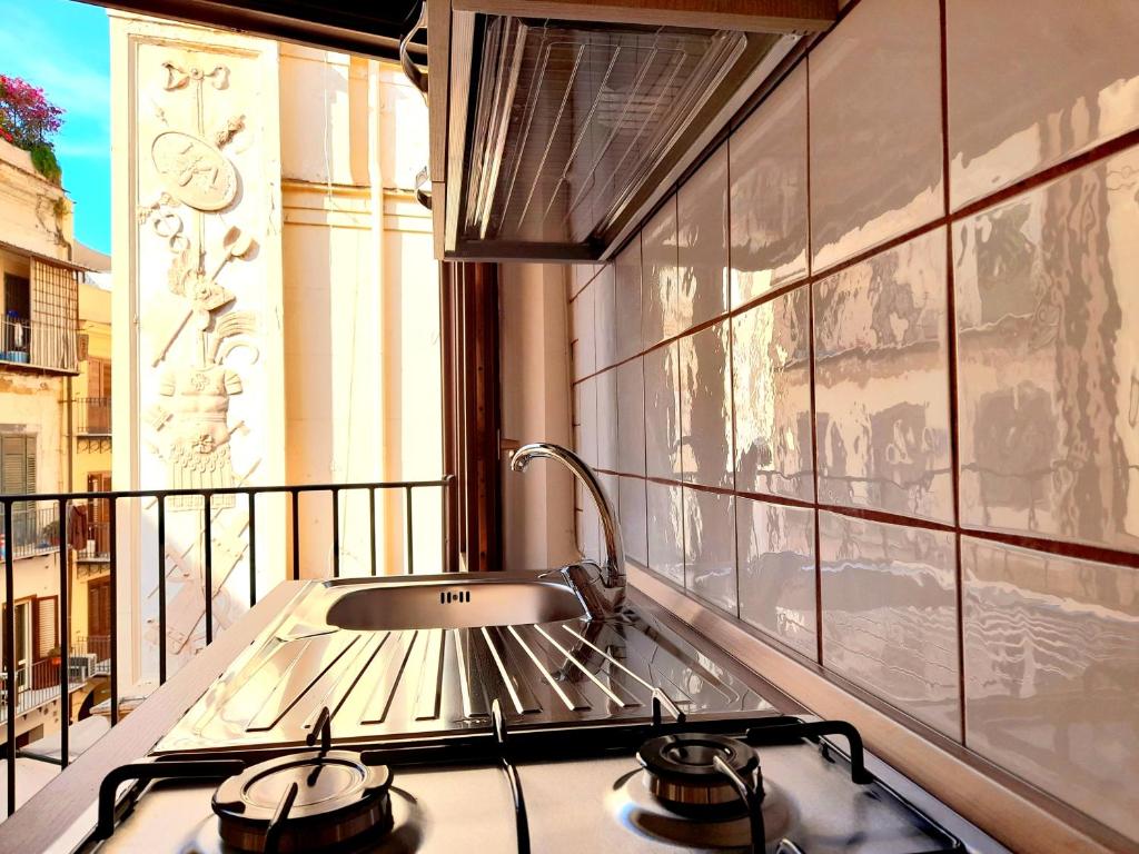 A balcony or terrace at La Perla di Palermo