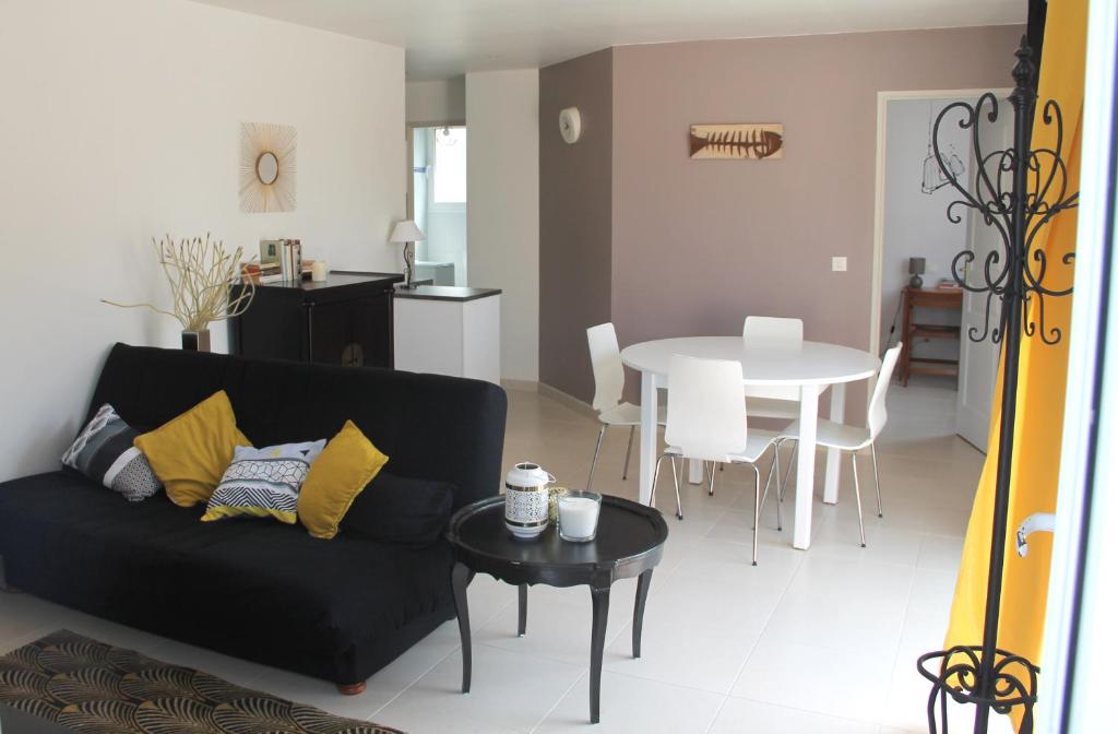 Posezení v ubytování Maison 4 pers au calme avec patio 5 min La Rochelle et île de Ré du samedi au samedi