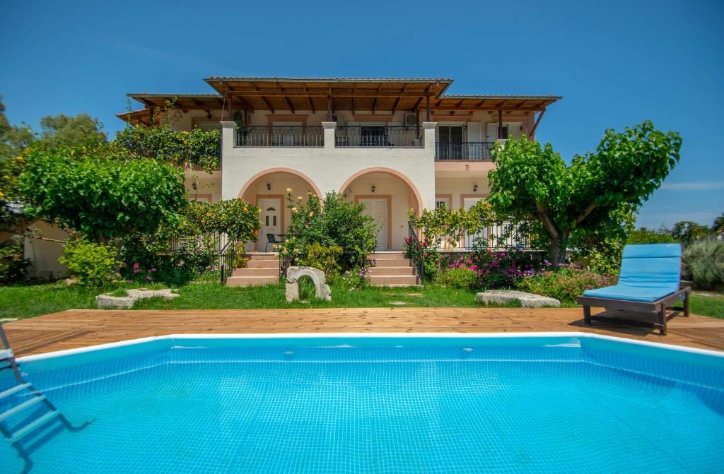 een huis met een zwembad voor een huis bij Family Private Homes & Sea View in Lithakia