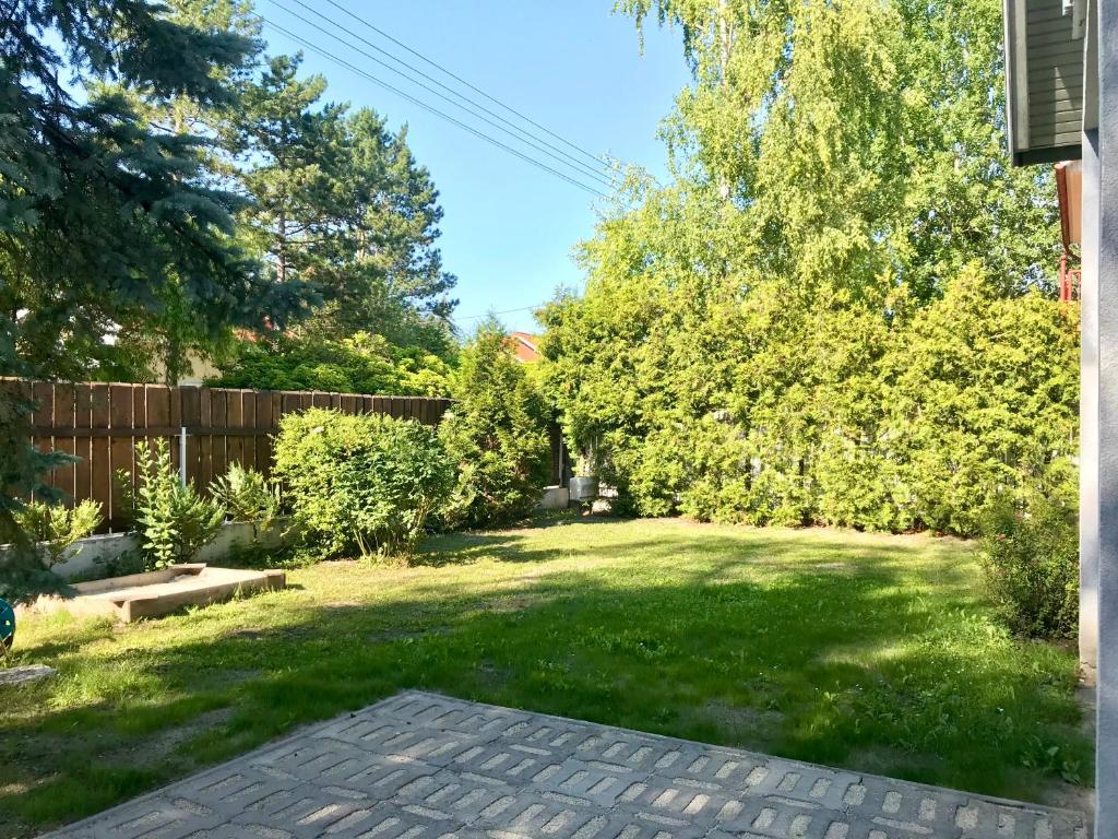 Ogród w obiekcie Rita Apartman Balatonszéplak