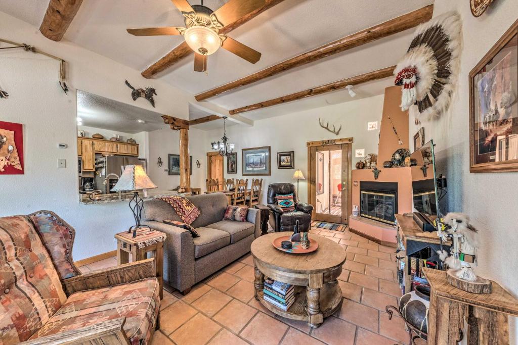 O zonă de relaxare la Comfy Aspen Ridge Home about 3 Mi to Ski Lifts