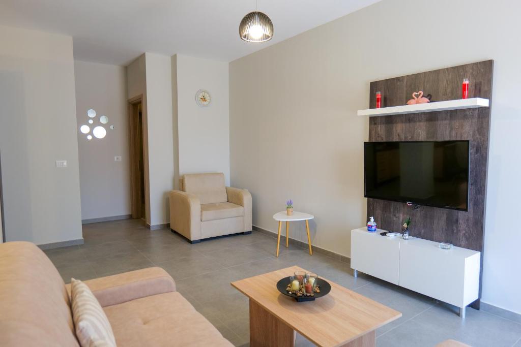 TV a/nebo společenská místnost v ubytování IDEAL HOUSE & APARTMENTS