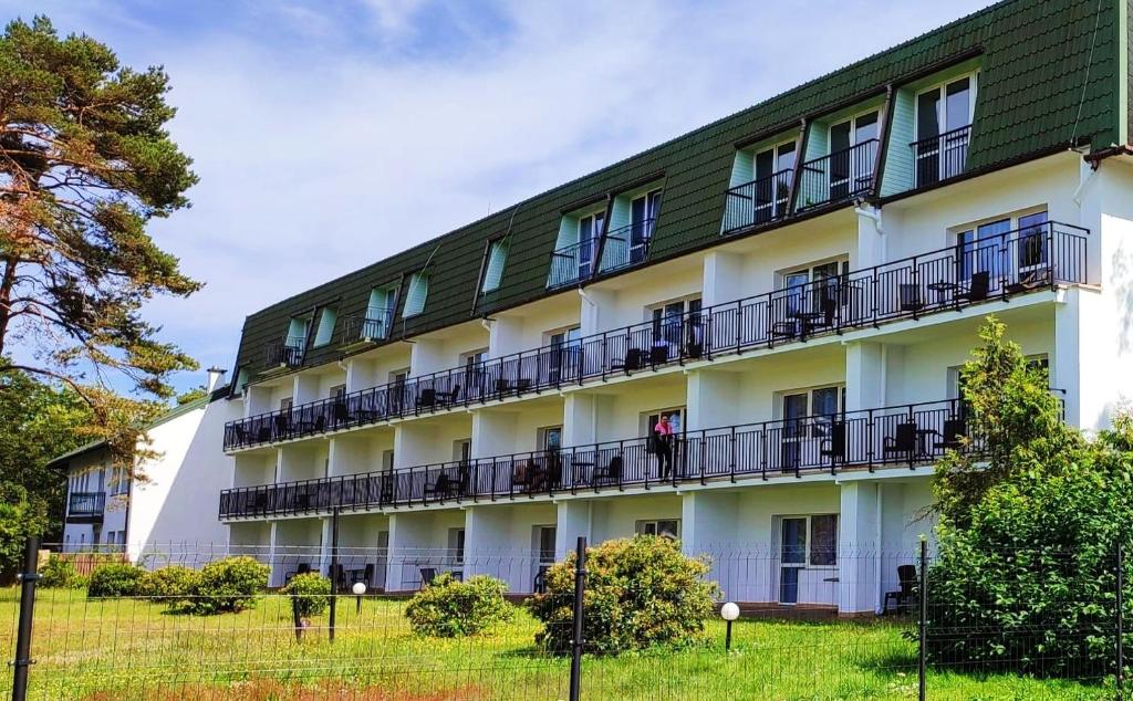 un gran edificio blanco con balcones. en Great Polonia Sand Beach Mielno, en Mielno