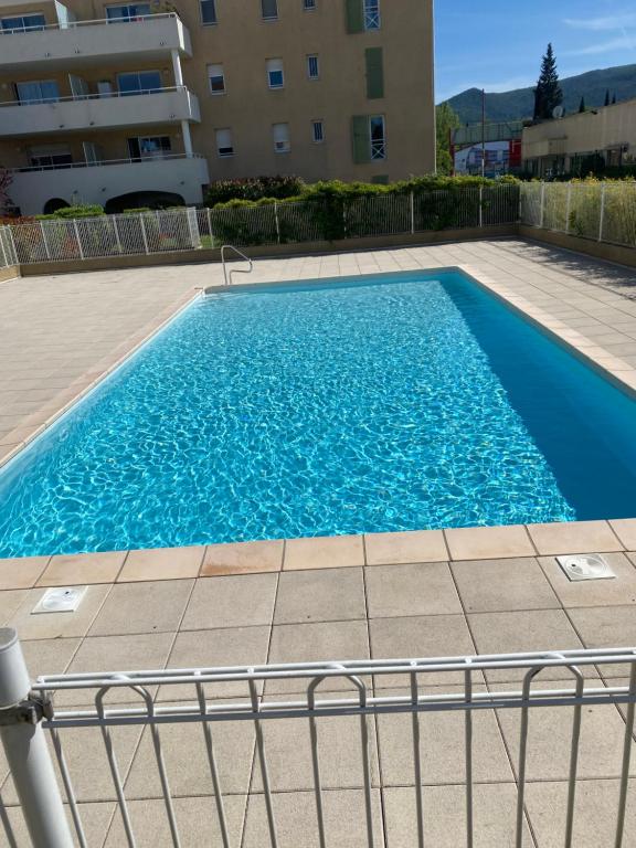 een zwembad voor een gebouw bij Studio brignoles PISCINE emplacement idéal in Brignoles