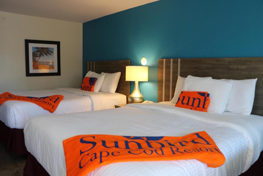 Postel nebo postele na pokoji v ubytování Sunbird Cape Cod Resort