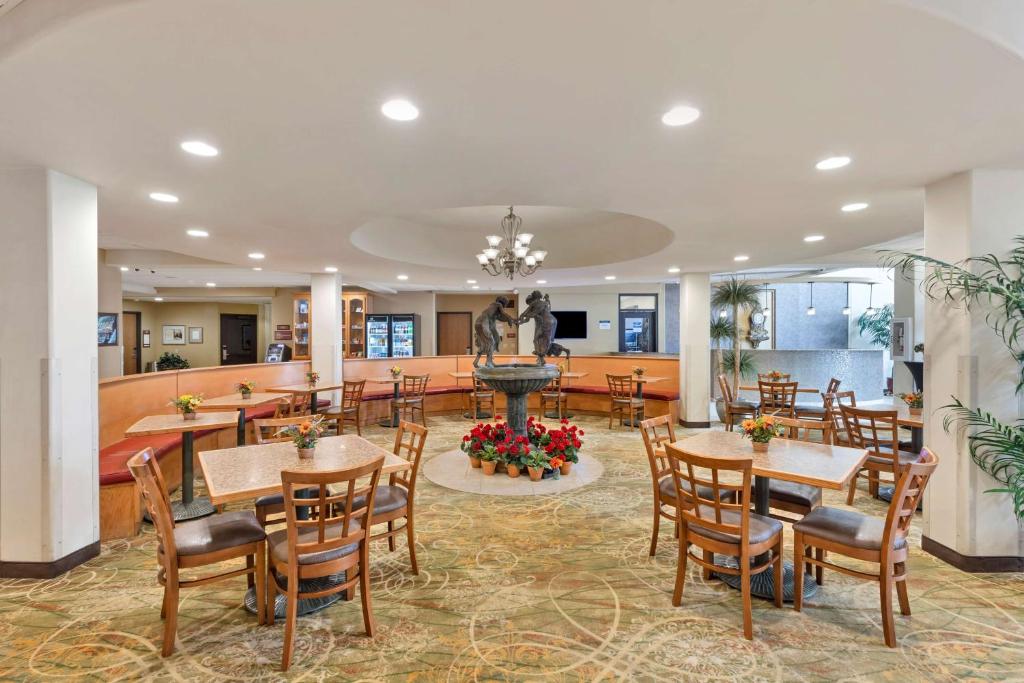Restoran või mõni muu söögikoht majutusasutuses Best Western Plus Swiss Chalet Hotel & Suites