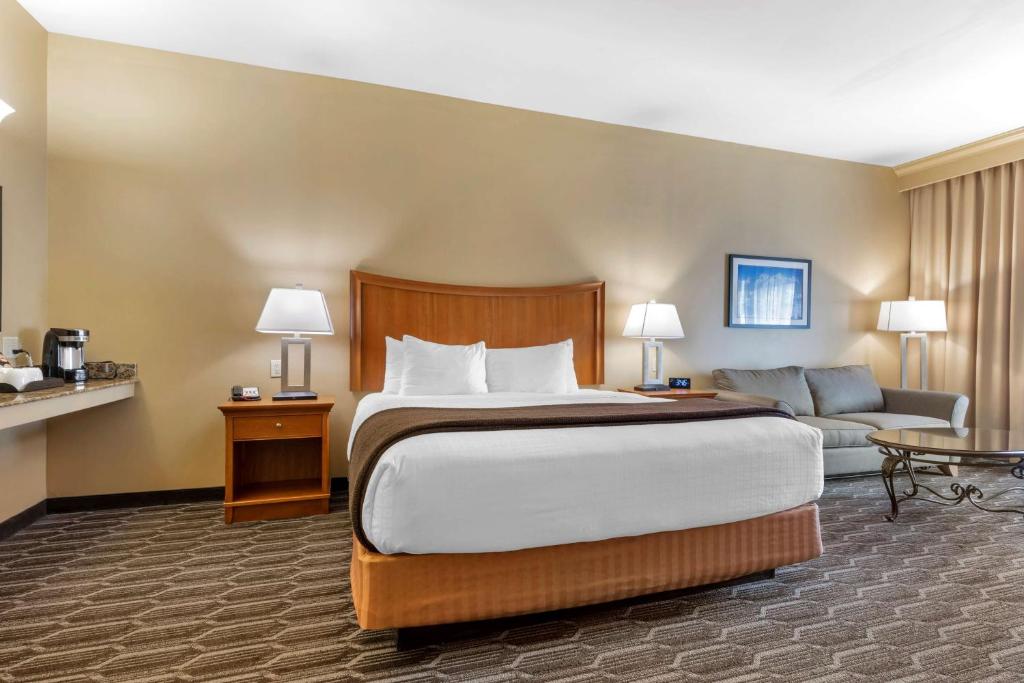Voodi või voodid majutusasutuse Best Western Plus Swiss Chalet Hotel & Suites toas