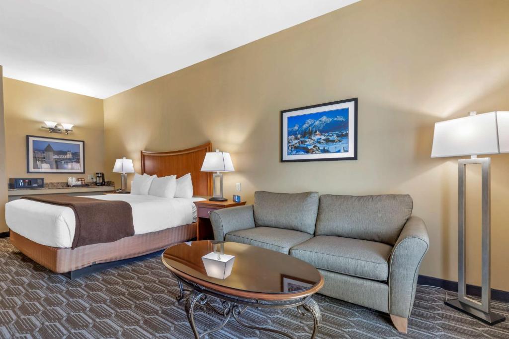 Voodi või voodid majutusasutuse Best Western Plus Swiss Chalet Hotel & Suites toas