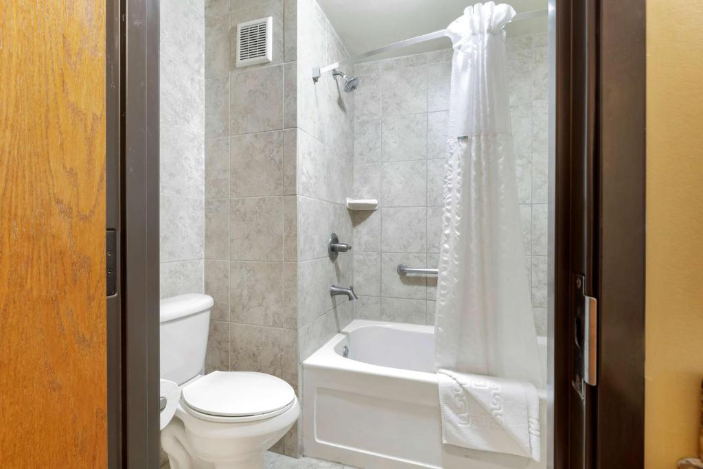 Vannituba majutusasutuses Best Western Plus Swiss Chalet Hotel & Suites