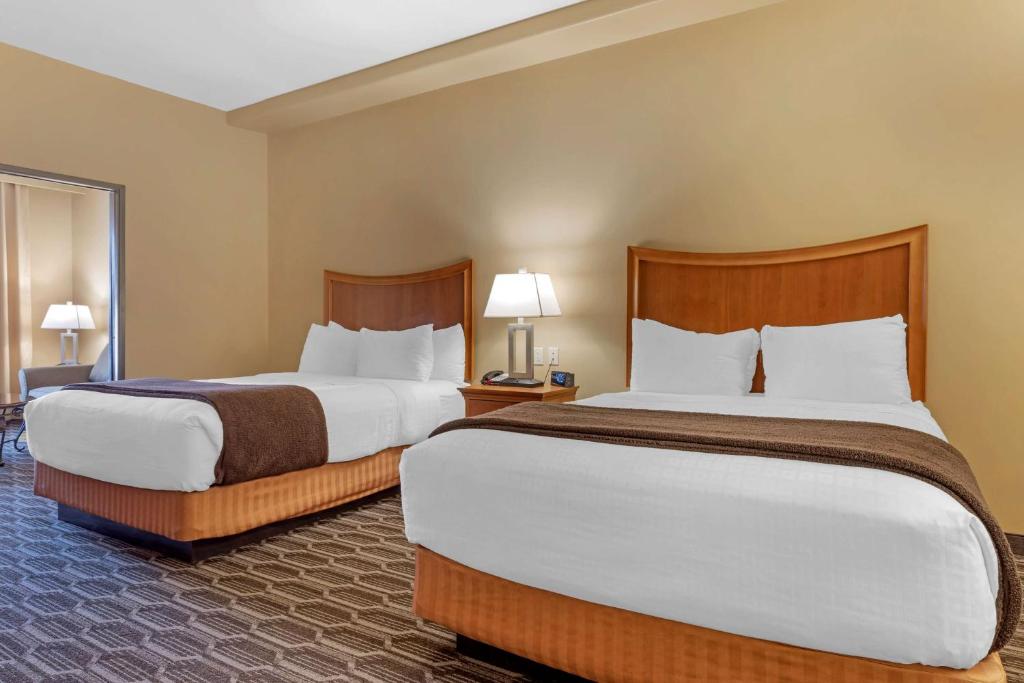 Voodi või voodid majutusasutuse Best Western Plus Swiss Chalet Hotel & Suites toas