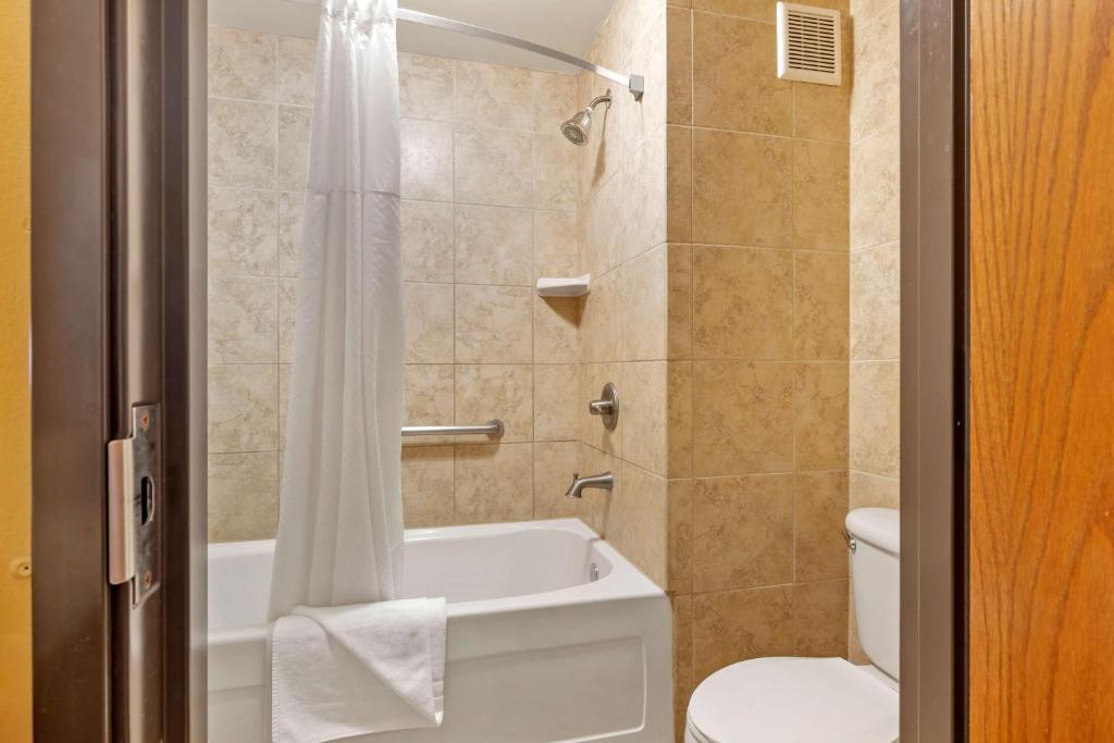 Vannituba majutusasutuses Best Western Plus Swiss Chalet Hotel & Suites