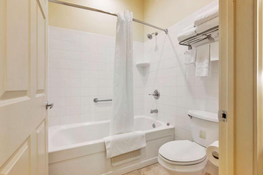 Vannituba majutusasutuses Best Western Plus Swiss Chalet Hotel & Suites