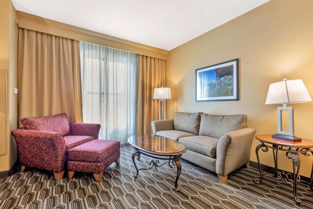 Istumisnurk majutusasutuses Best Western Plus Swiss Chalet Hotel & Suites