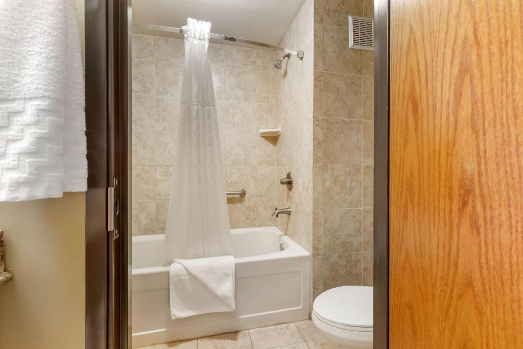 Vannituba majutusasutuses Best Western Plus Swiss Chalet Hotel & Suites