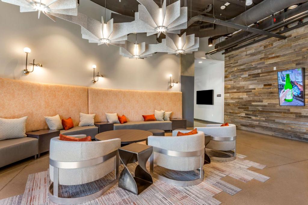 TV a/nebo společenská místnost v ubytování Vīb Hotel by Best Western Phoenix - Tempe