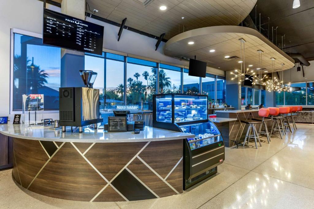 TV a/nebo společenská místnost v ubytování Vīb Hotel by Best Western Phoenix - Tempe