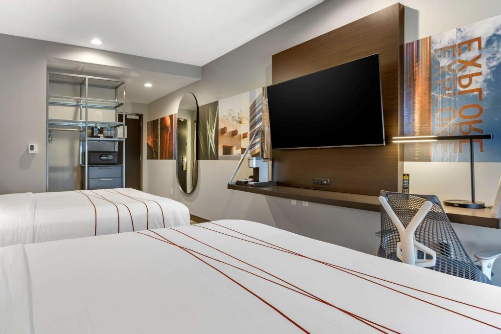 TV a/nebo společenská místnost v ubytování Vīb Hotel by Best Western Phoenix - Tempe