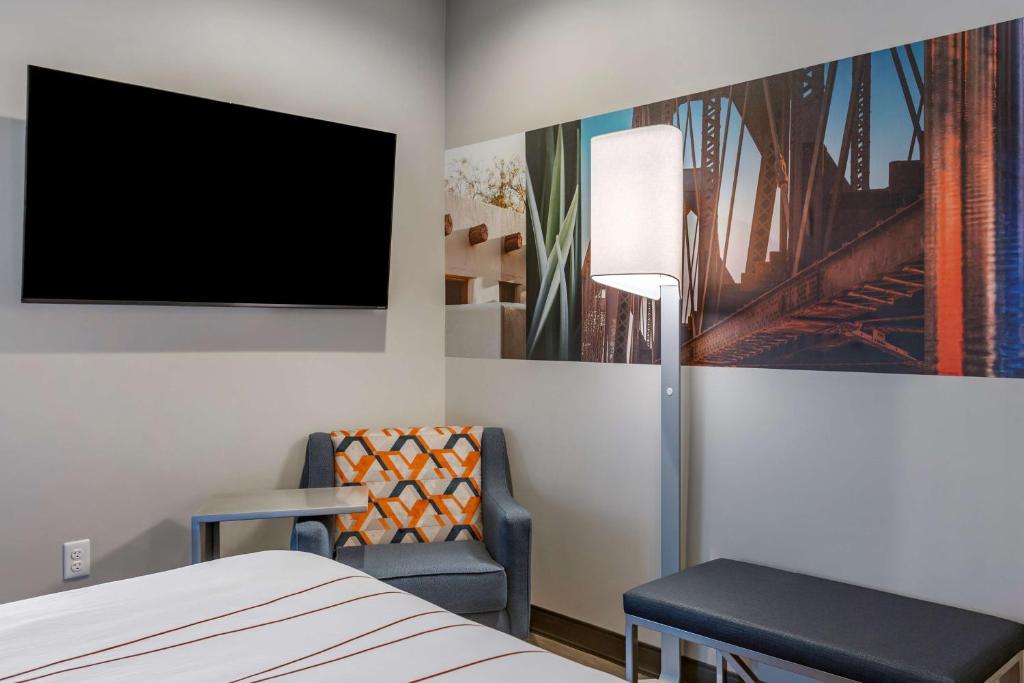 TV a/nebo společenská místnost v ubytování Vīb Hotel by Best Western Phoenix - Tempe