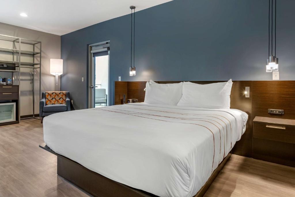 Postel nebo postele na pokoji v ubytování Vīb Hotel by Best Western Phoenix - Tempe