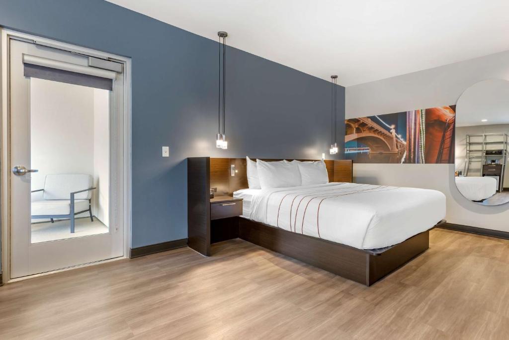 Postel nebo postele na pokoji v ubytování Vīb Hotel by Best Western Phoenix - Tempe