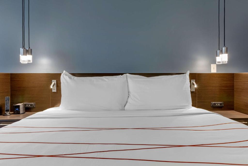Postel nebo postele na pokoji v ubytování Vīb Hotel by Best Western Phoenix - Tempe