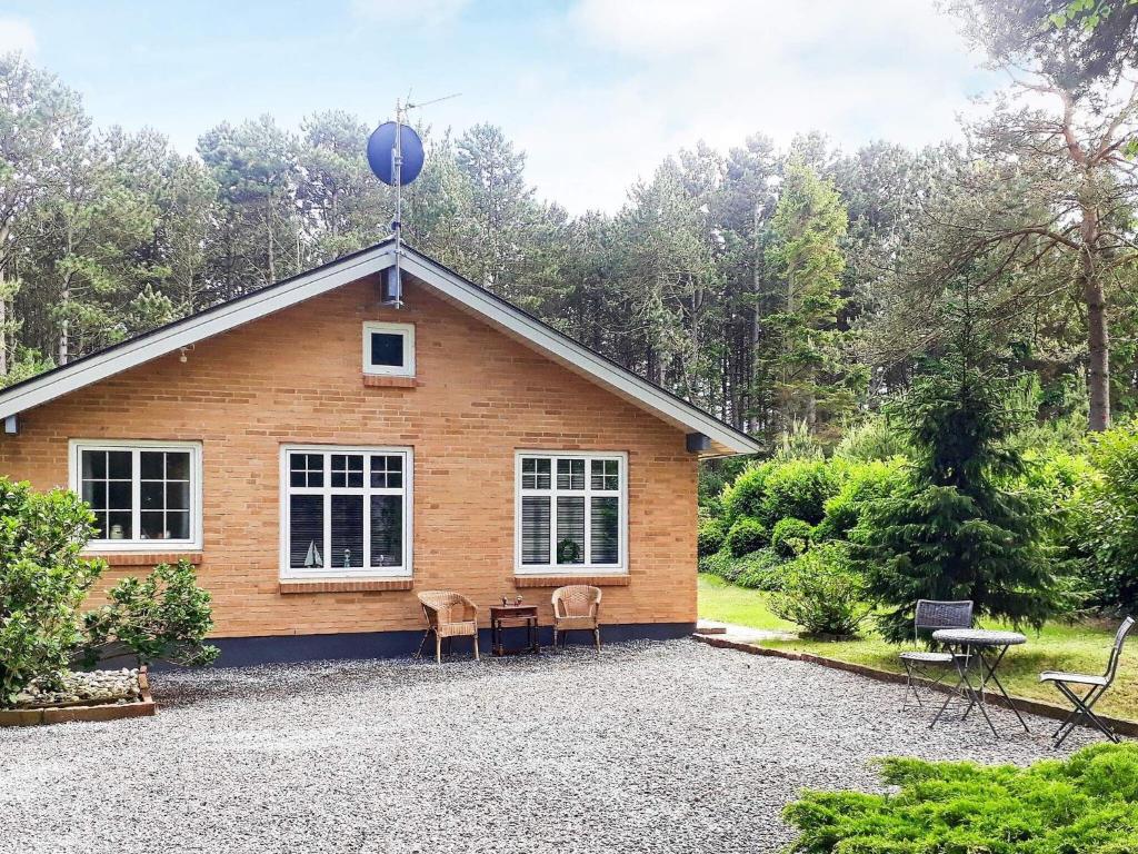 uma pequena casa com um pátio de cascalho em frente em Holiday home Hadsund LXIII em Hadsund