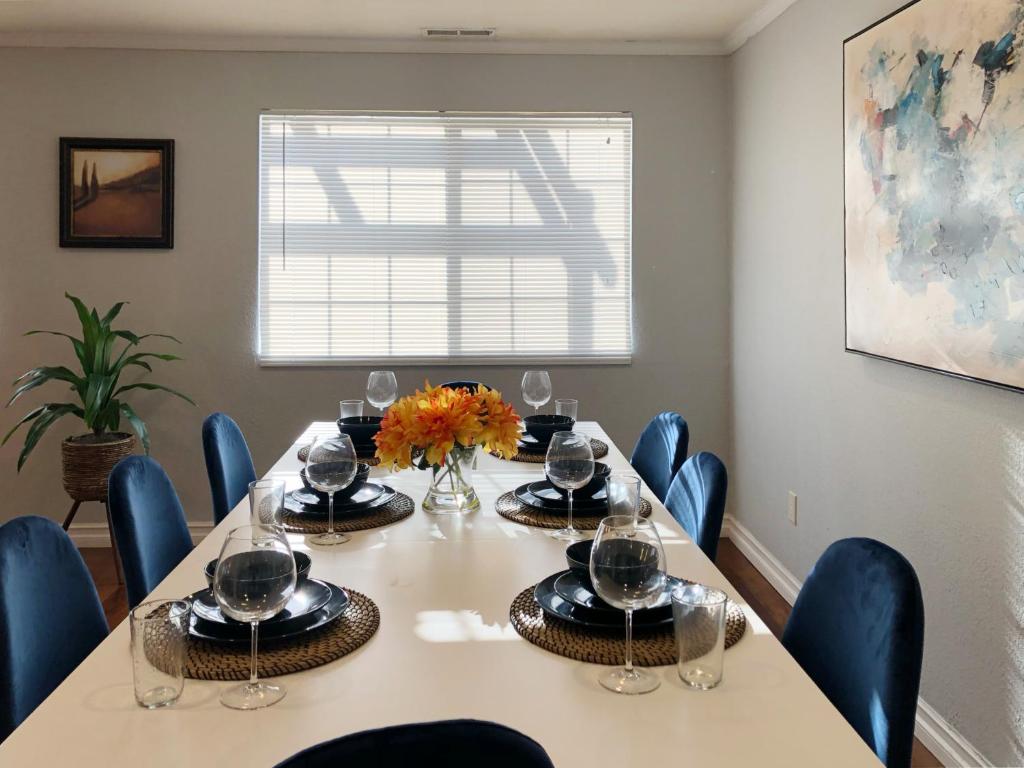 ein Esszimmer mit einem Tisch und blauen Stühlen in der Unterkunft @ Marbella Lane - Elegant Home in SJ in San Jose