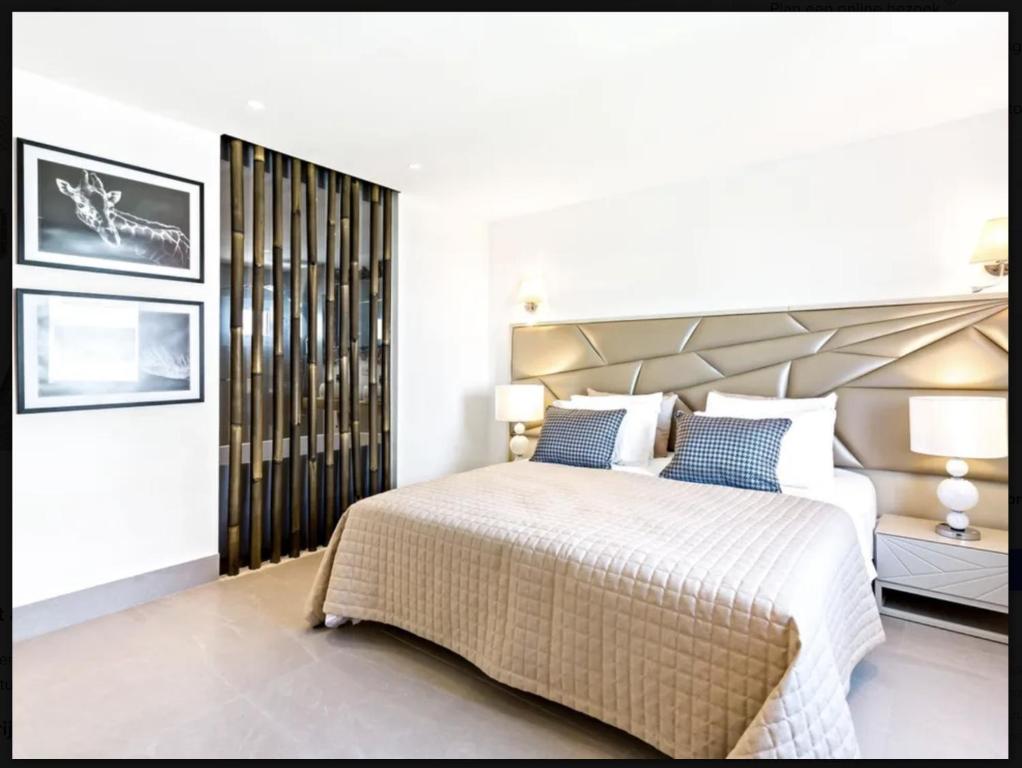 Posteľ alebo postele v izbe v ubytovaní Puerto Banus luxury apartment located in harbor