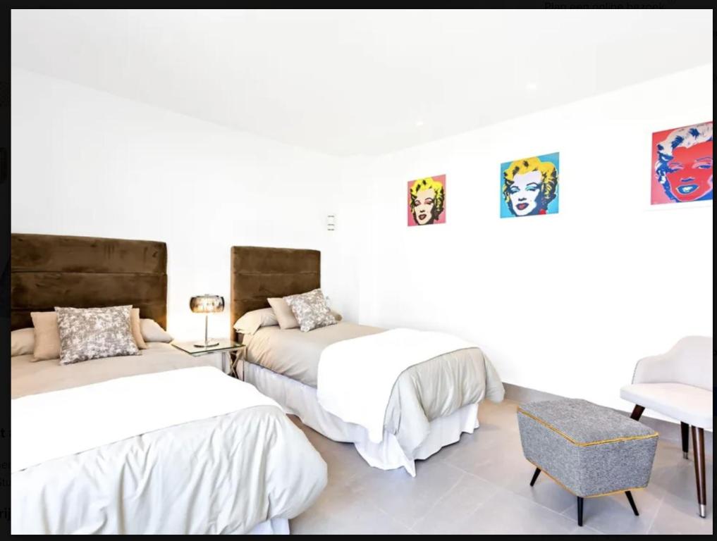 Posteľ alebo postele v izbe v ubytovaní Puerto Banus luxury apartment located in harbor