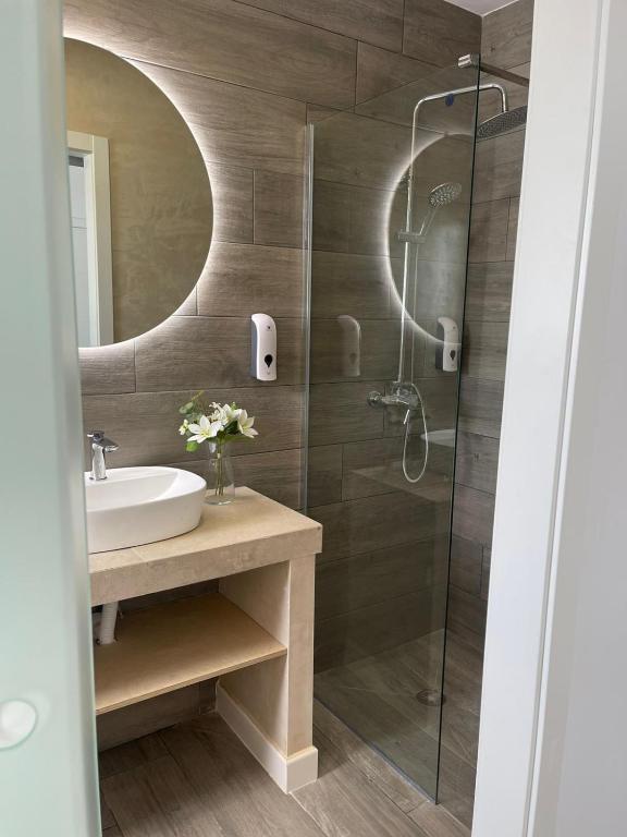 Kúpeľňa v ubytovaní PALAPA GARDEN alojamientos, piscina privada y cerca del mar