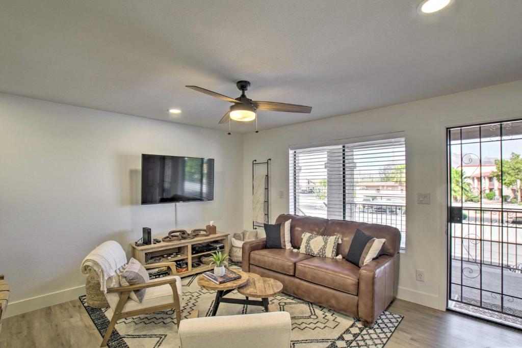 Televisyen dan/atau pusat hiburan di Pool Access Mtn-View Condo in Apache Junction!