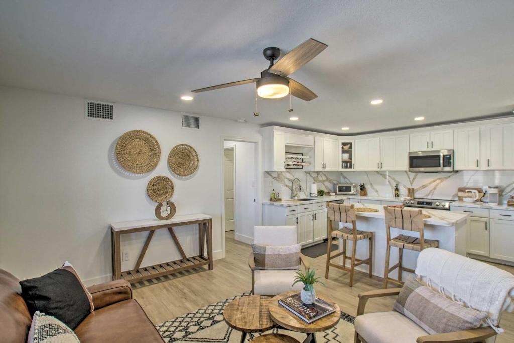 Ruang duduk di Pool Access Mtn-View Condo in Apache Junction!