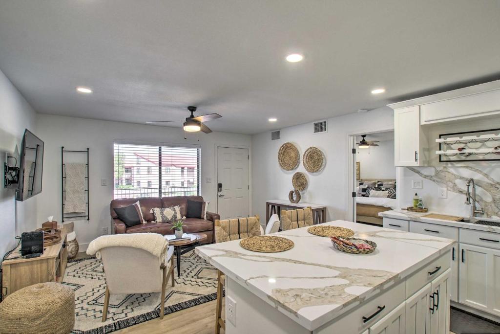 Dapur atau dapur kecil di Pool Access Mtn-View Condo in Apache Junction!