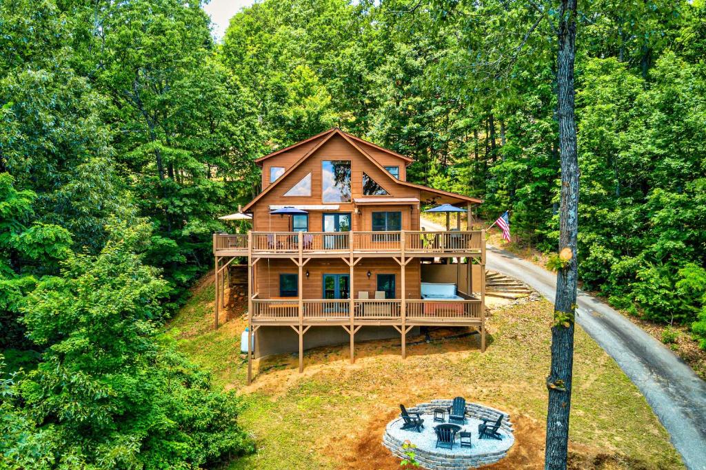 una vista aérea de una casa en el bosque en Spacious Murphy Chalet with Hot Tub Mtn Views!, en Salem