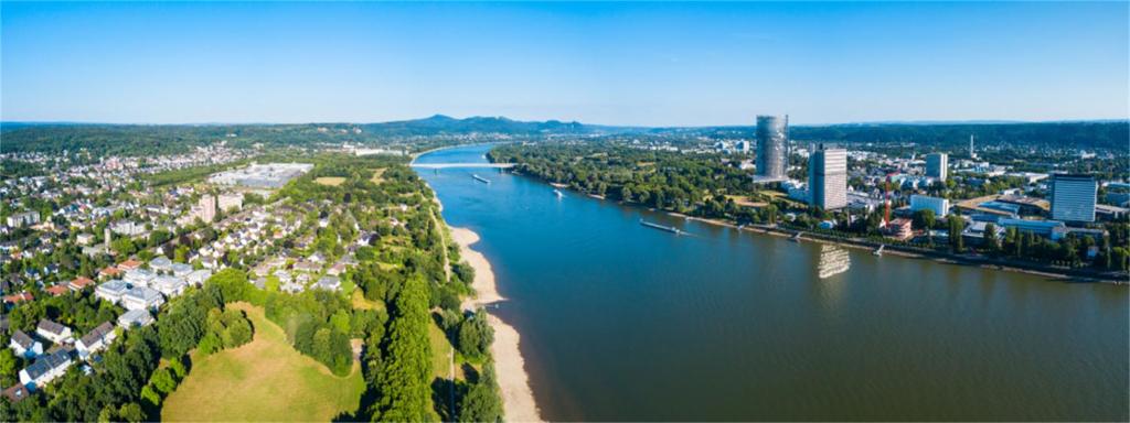 Luftblick auf einen Fluss in einer Stadt in der Unterkunft Hotel 83 in Bonn