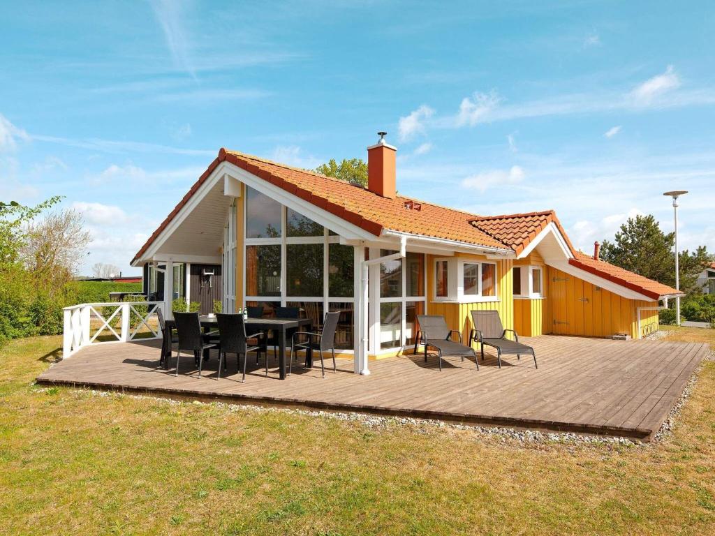 Casa con terraza con mesa y sillas en 6 person holiday home in GROEMITZ, en Grömitz