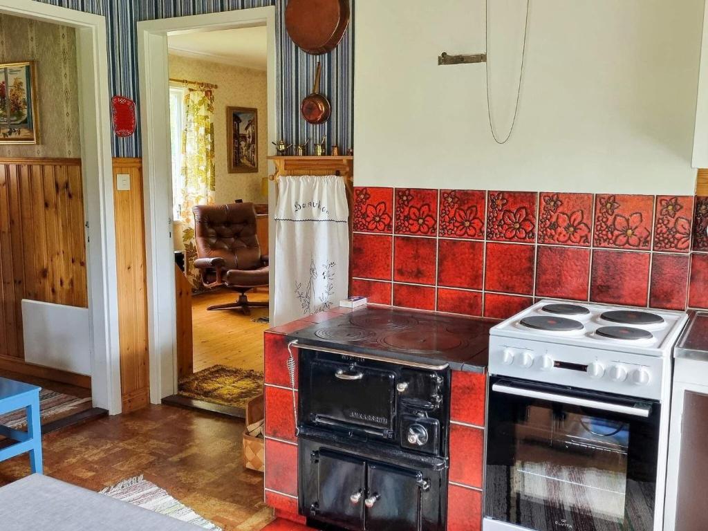Kuchyň nebo kuchyňský kout v ubytování 4 person holiday home in JÄRVSÖ-By Traum