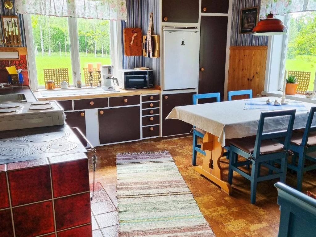 Kuchyň nebo kuchyňský kout v ubytování 4 person holiday home in JÄRVSÖ-By Traum